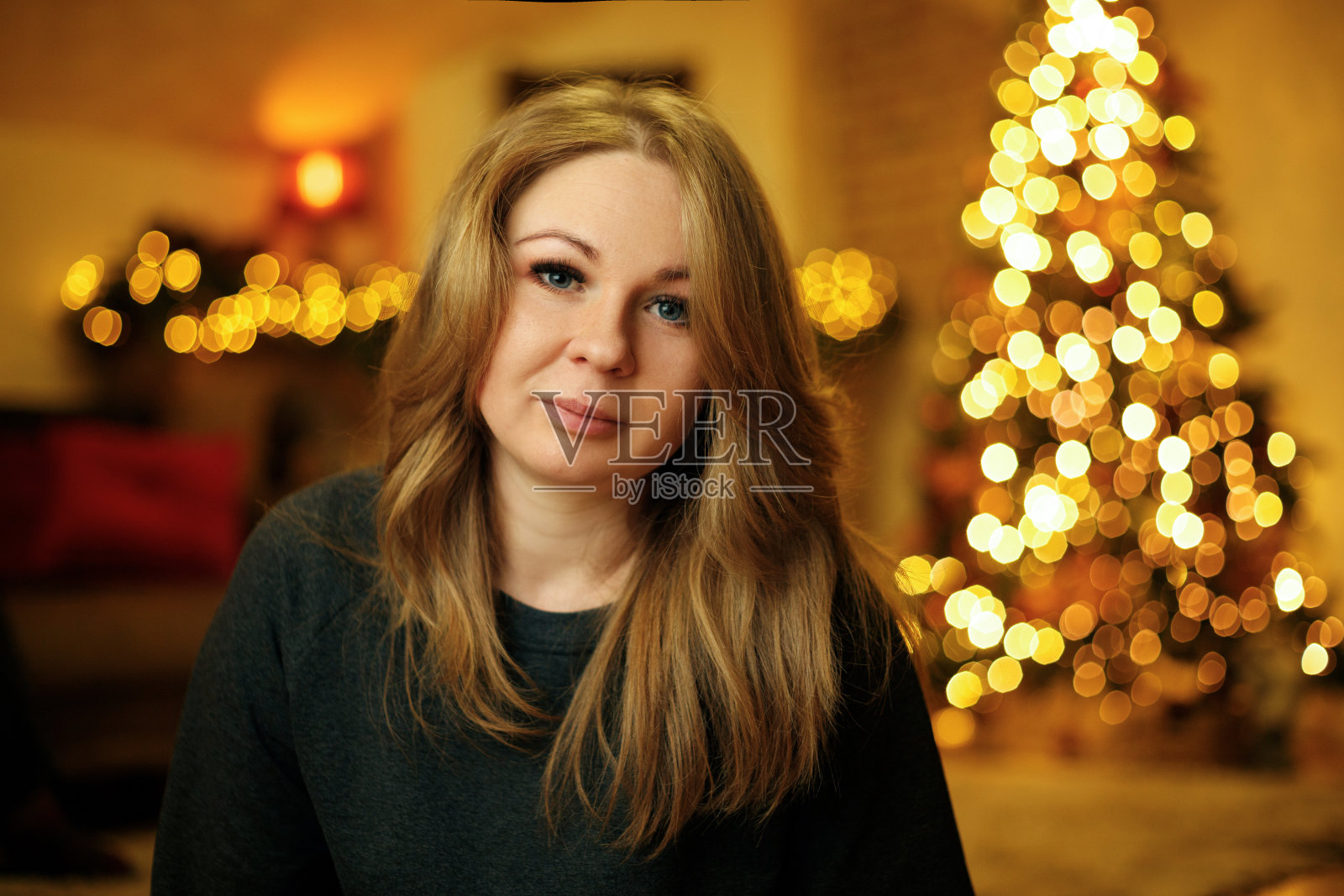 一个30岁的美丽女人的肖像在一个喜庆的新年室内照片摄影图片