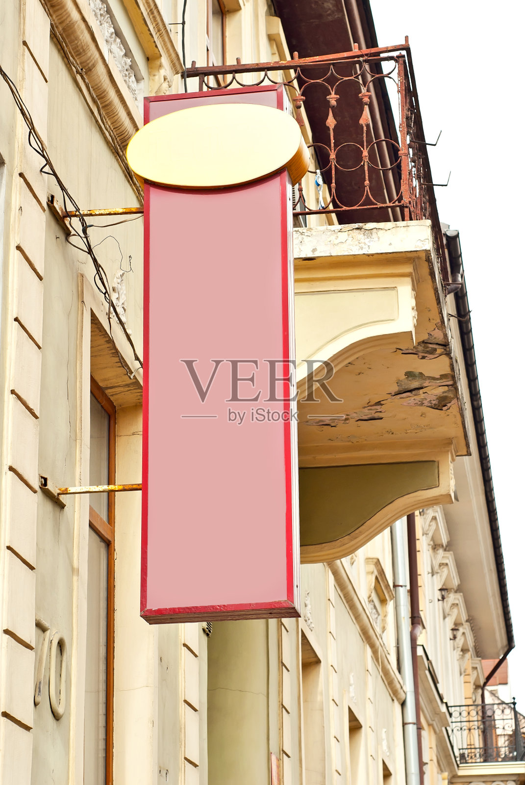 建筑物上的长方形标志。复制空间和文本空间。设计的模型。空白模板广告。照片摄影图片