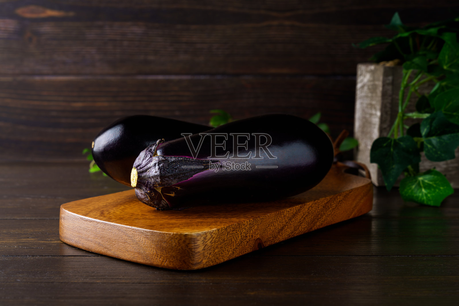 木桌上新鲜的茄子照片摄影图片