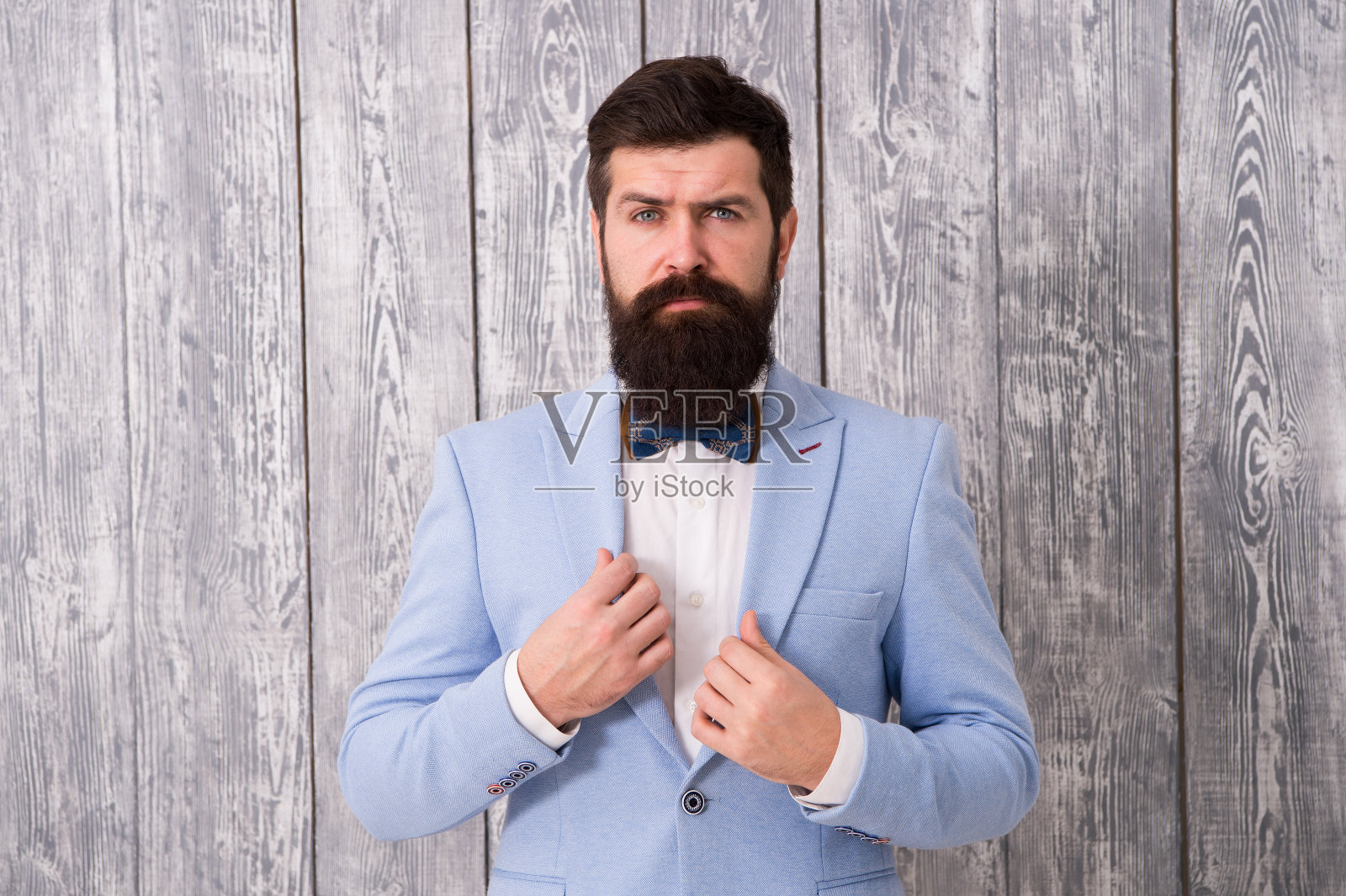 绅士风格的理发师。理发店提供一系列的洗发服务。理发店的概念。胡子,胡子。男人精心打扮,英俊的胡须嬉皮士,穿燕尾服。浪漫的婚礼服装照片摄影图片