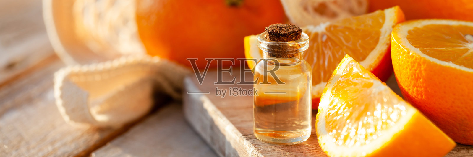 概念天然有机橙精油,用于皮肤、面部和身体的护理。保湿,芳香疗法,排毒治疗,抗压力。白色木制背景,文本复制空间,关闭照片摄影图片
