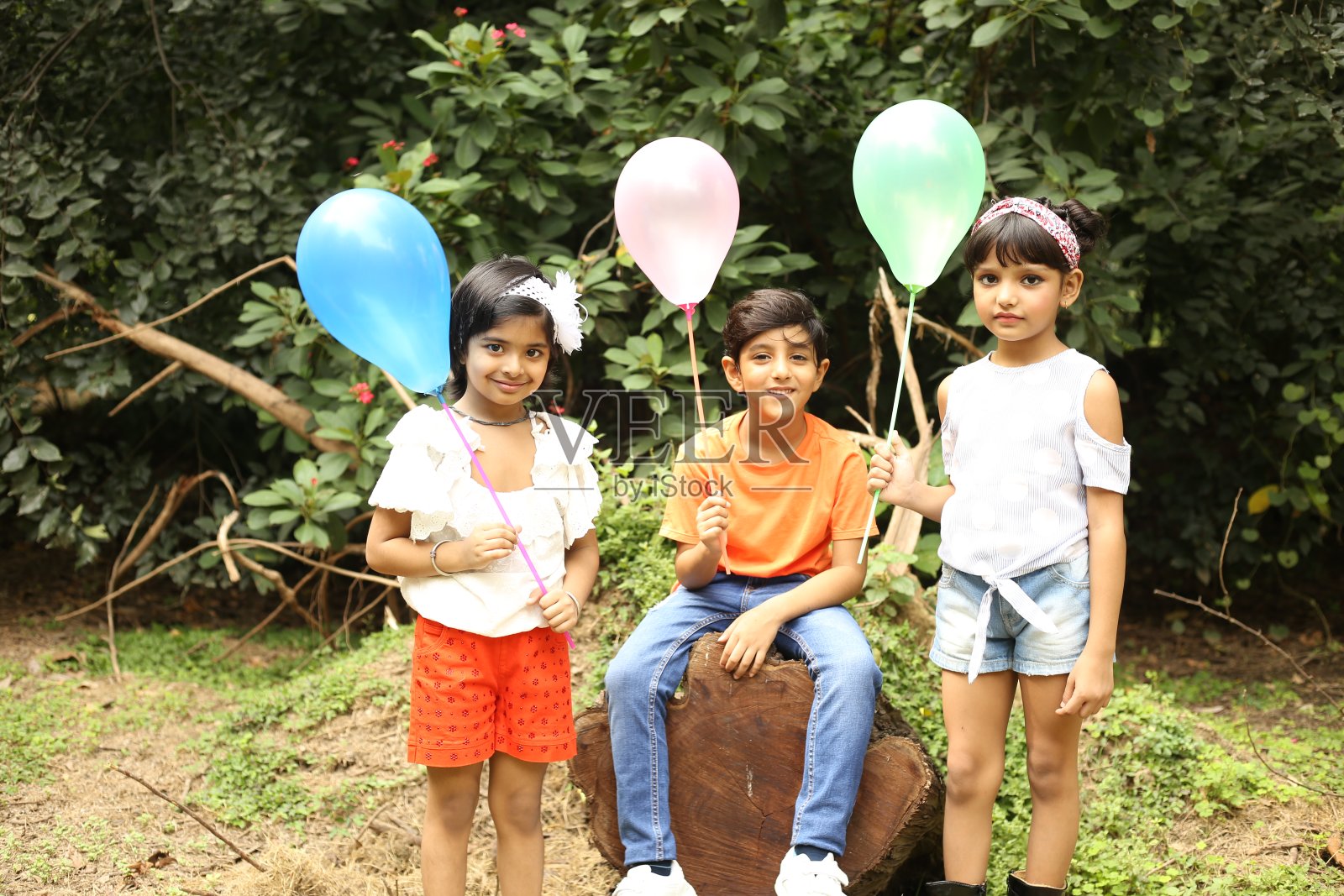 孩子们出去和朋友们玩照片摄影图片