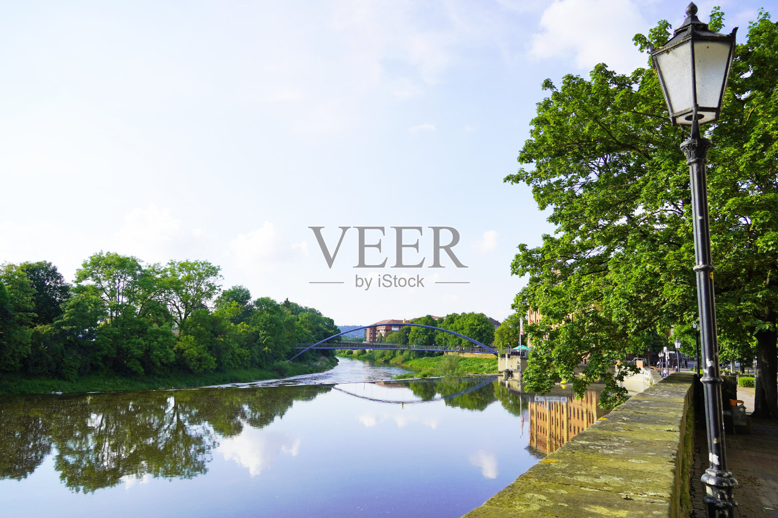 能看到威瑟河的哈默尔恩市。照片摄影图片