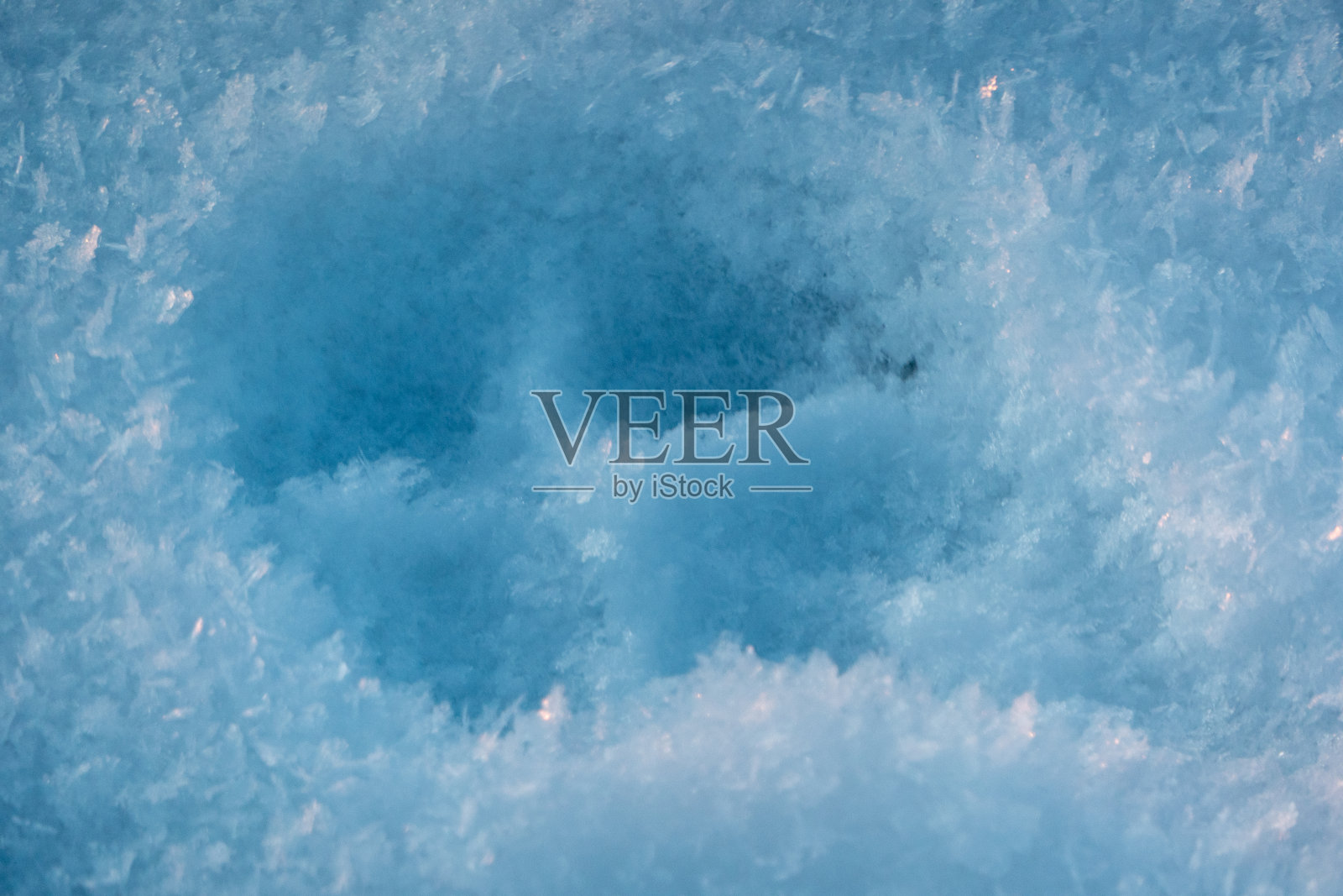 雪地上有爪印。白雪上的狗脚印照片摄影图片