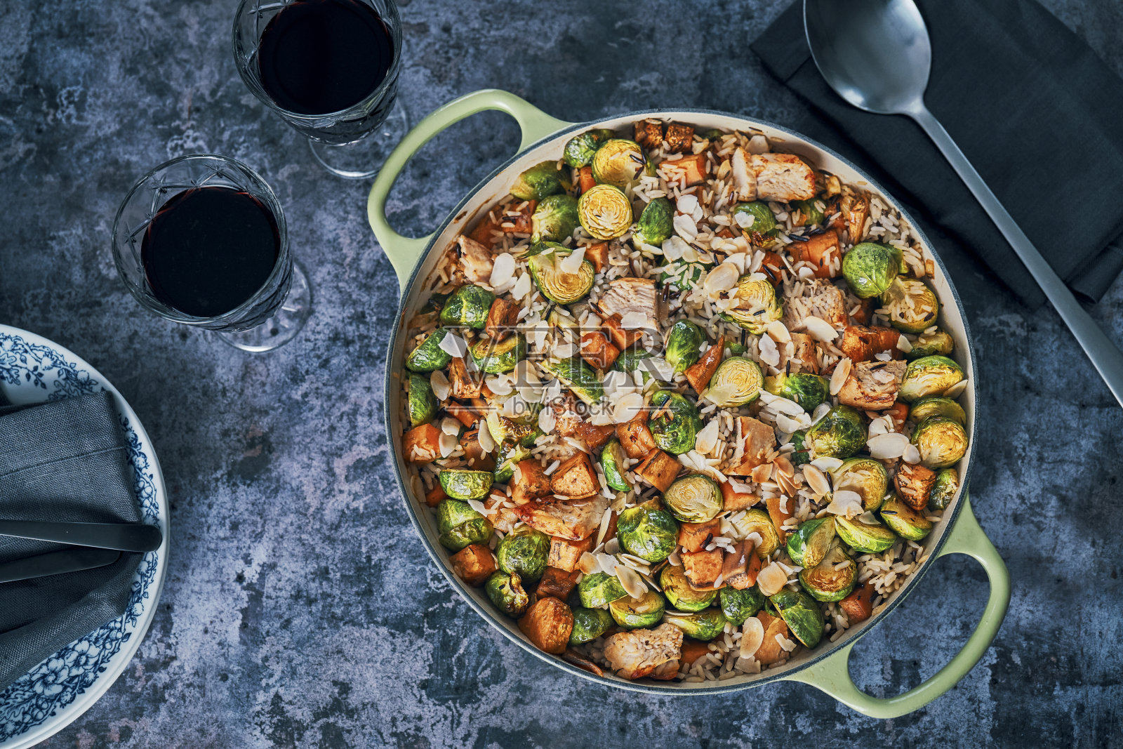 农民收获鸡肉砂锅照片摄影图片