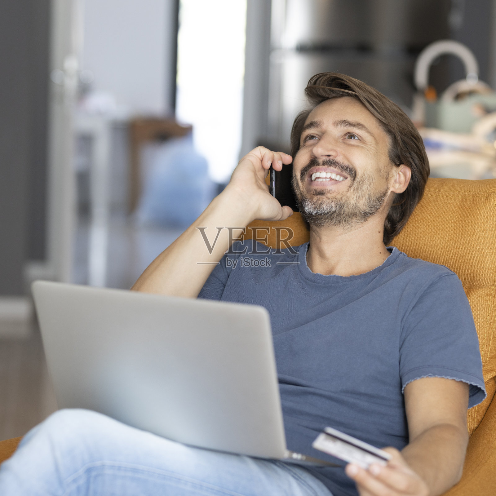 男人在讲电话照片摄影图片