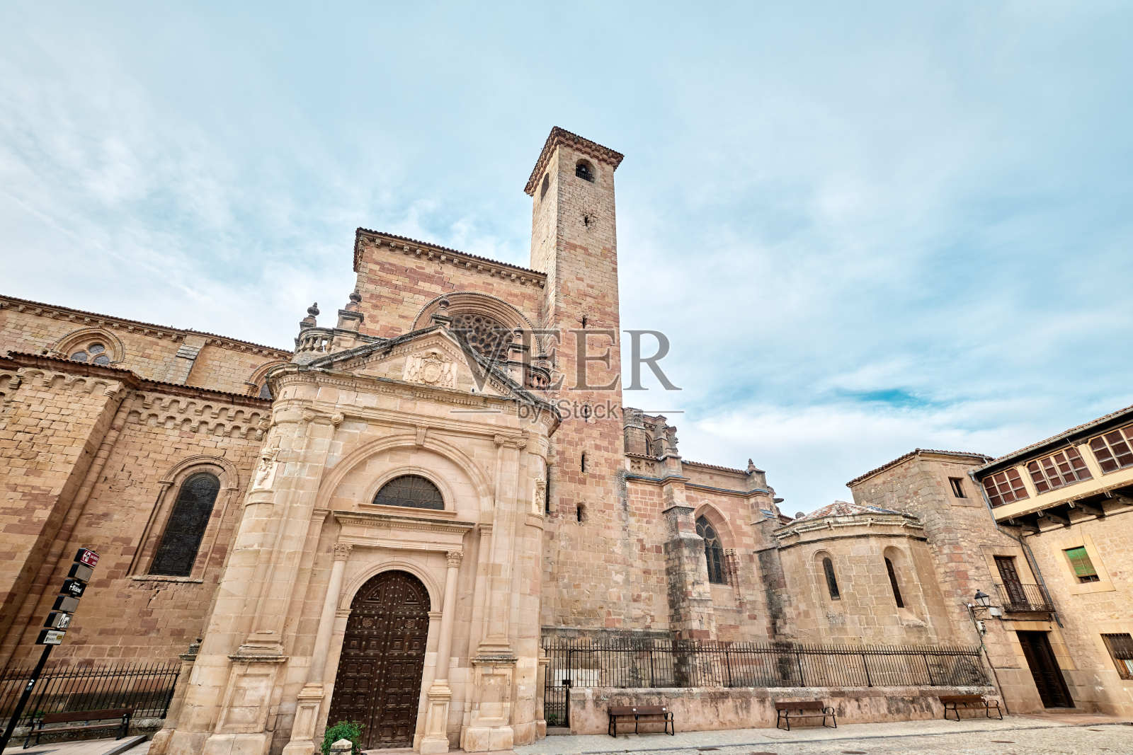 饱经风雨的Sigüenza大教堂。南立面和Torre del Gallo。瓜达拉哈拉。西班牙。照片摄影图片