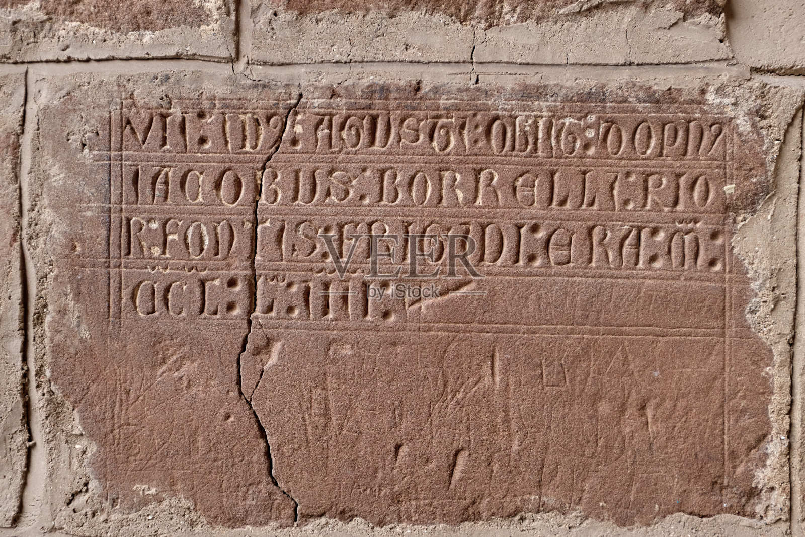 直接刻在西班牙比利牛斯山圣胡安德拉Peña修道院墙上的中世纪铭文照片摄影图片