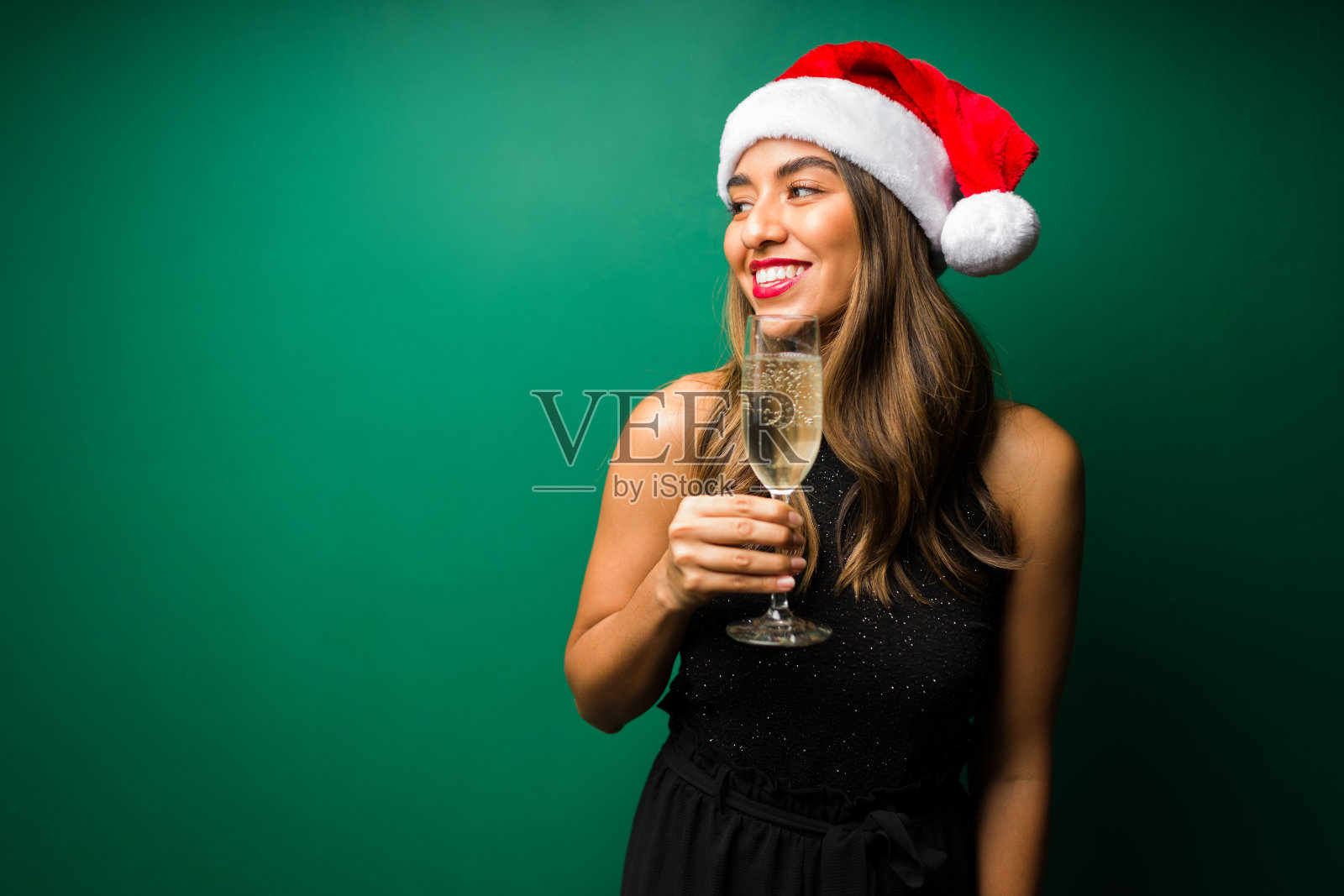 一位年轻女子正在用酒敬酒照片摄影图片