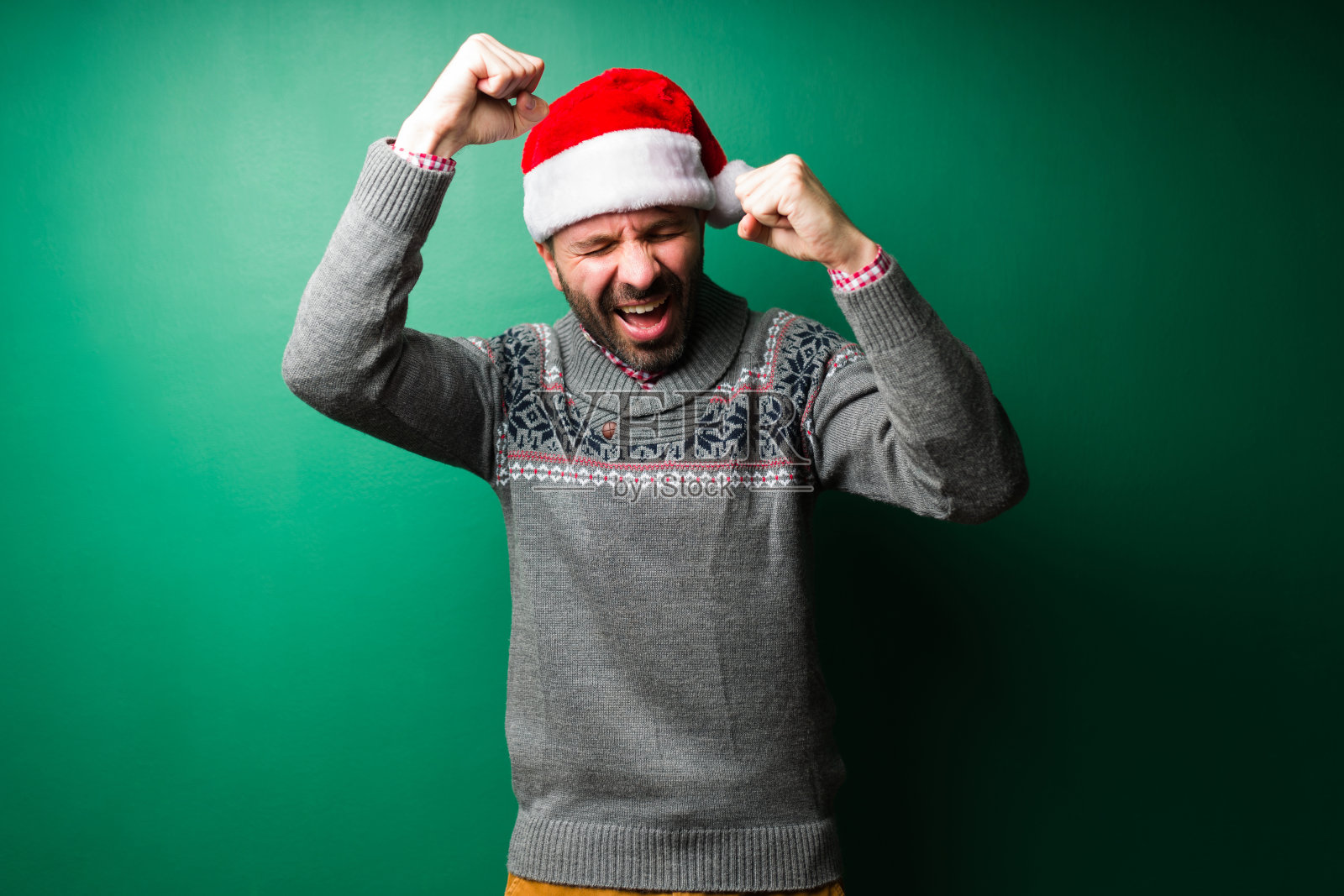 有魅力的男人在节日里跳舞照片摄影图片