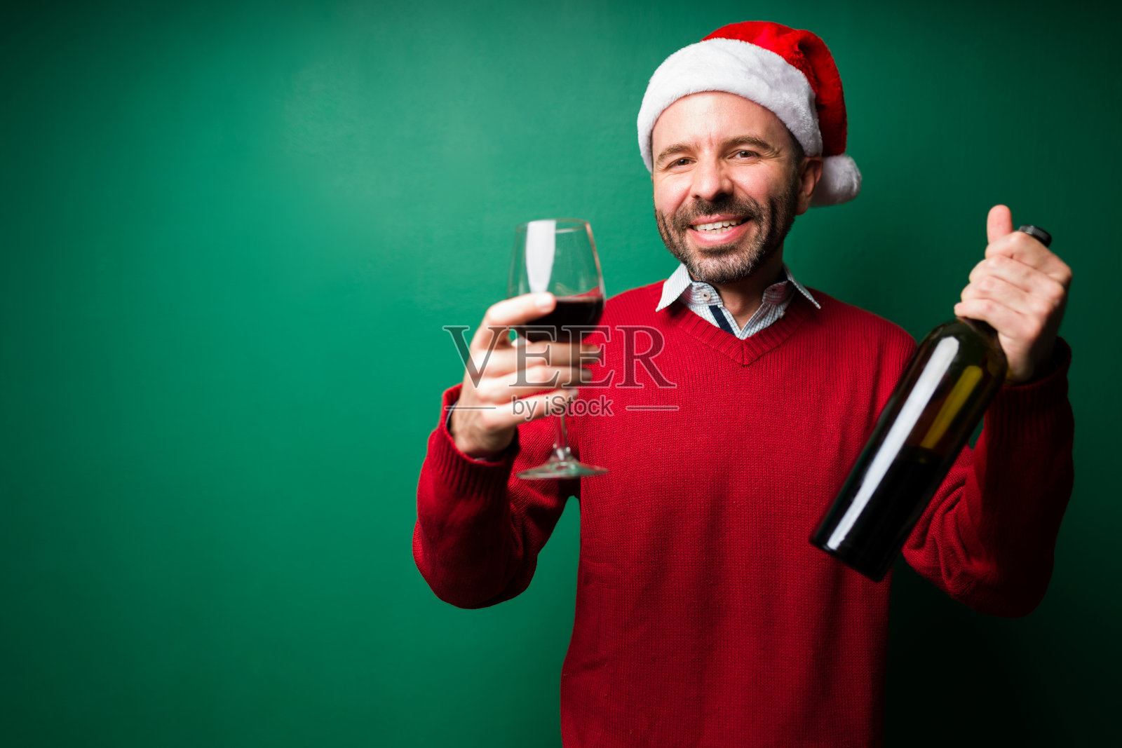 一个喝着酒的快乐男人的肖像照片摄影图片