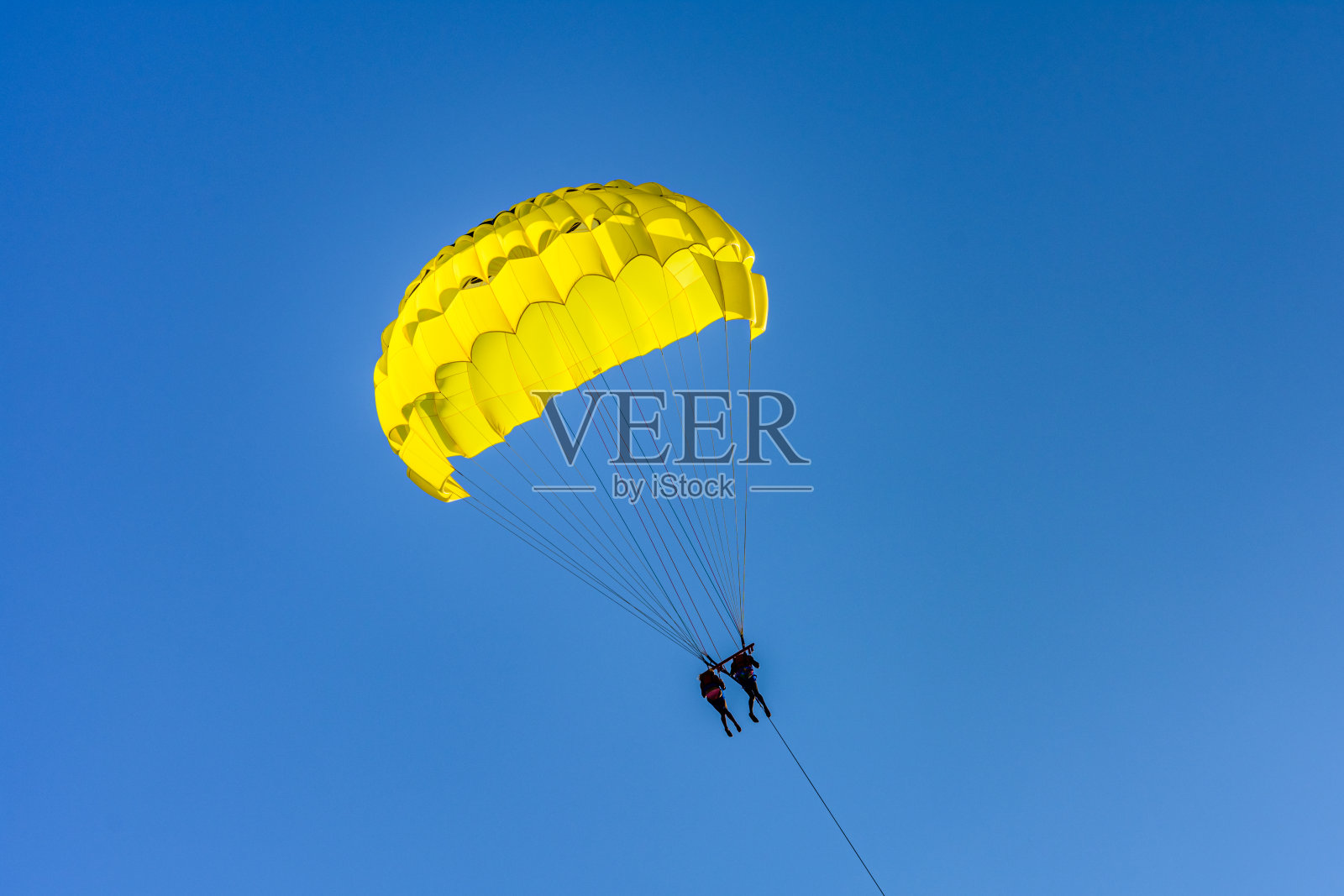 土耳其地中海上的滑翔伞。积极和极端的娱乐活动照片摄影图片