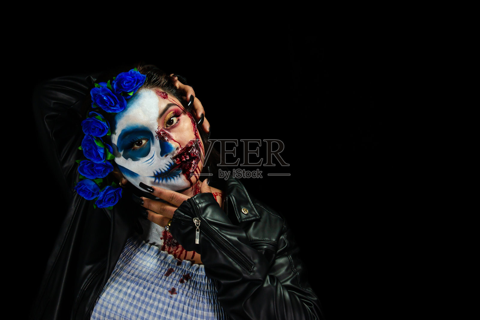 万圣节服装和化妆。卡拉维拉僵尸的肖像。画了一张脸的女人的肖像。照片摄影图片