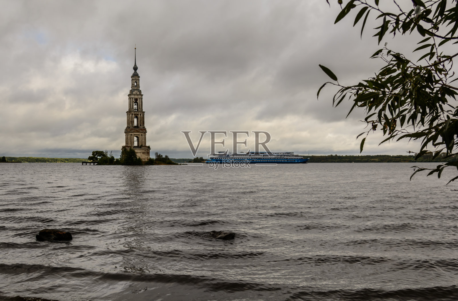 Kalyazin钟楼。被洪水淹没的圣尼古拉斯大教堂的钟楼。多云的夜晚照片摄影图片