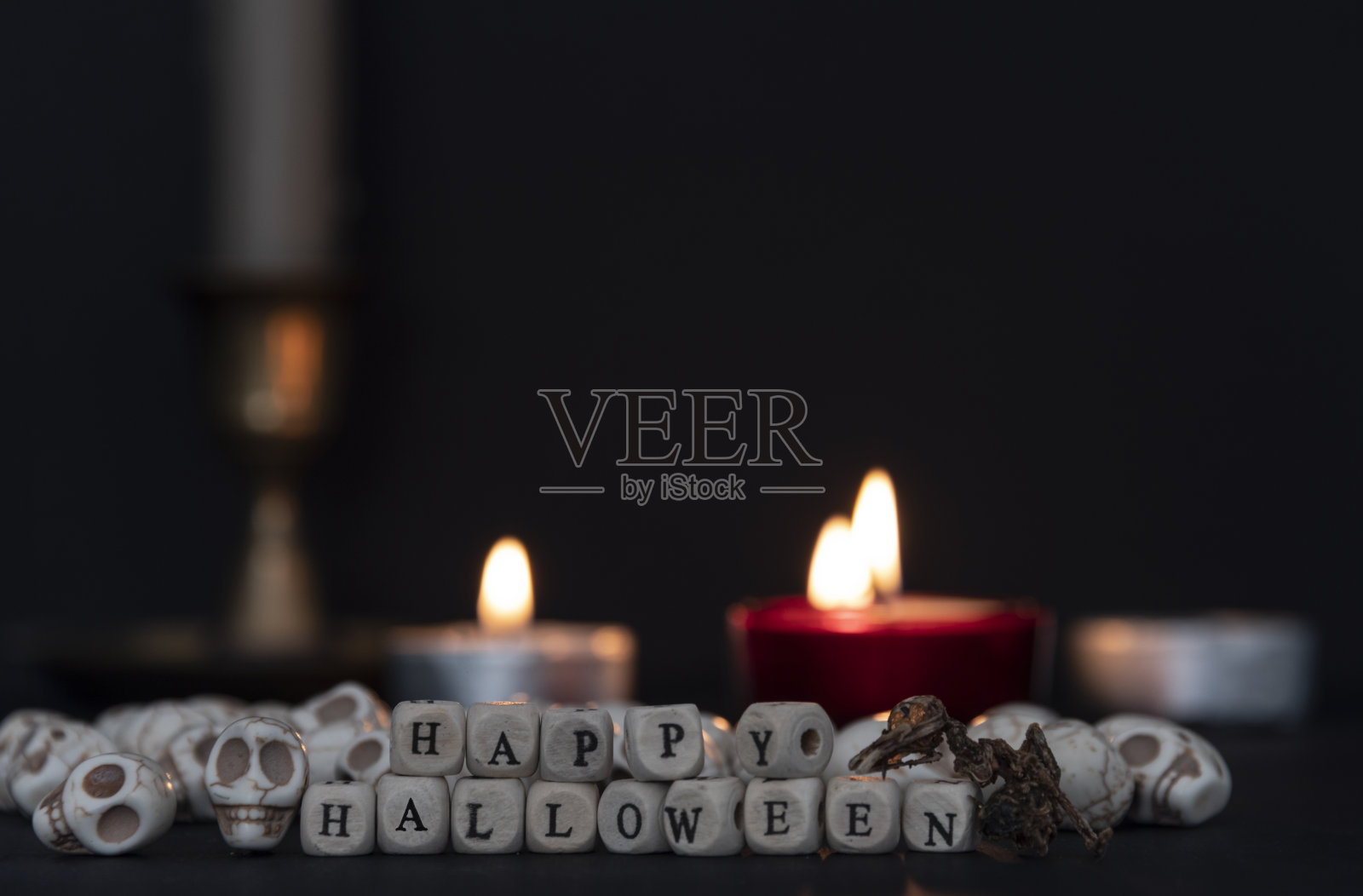 南瓜山庆祝万圣节的夜晚与快乐的万圣节标志。照片摄影图片