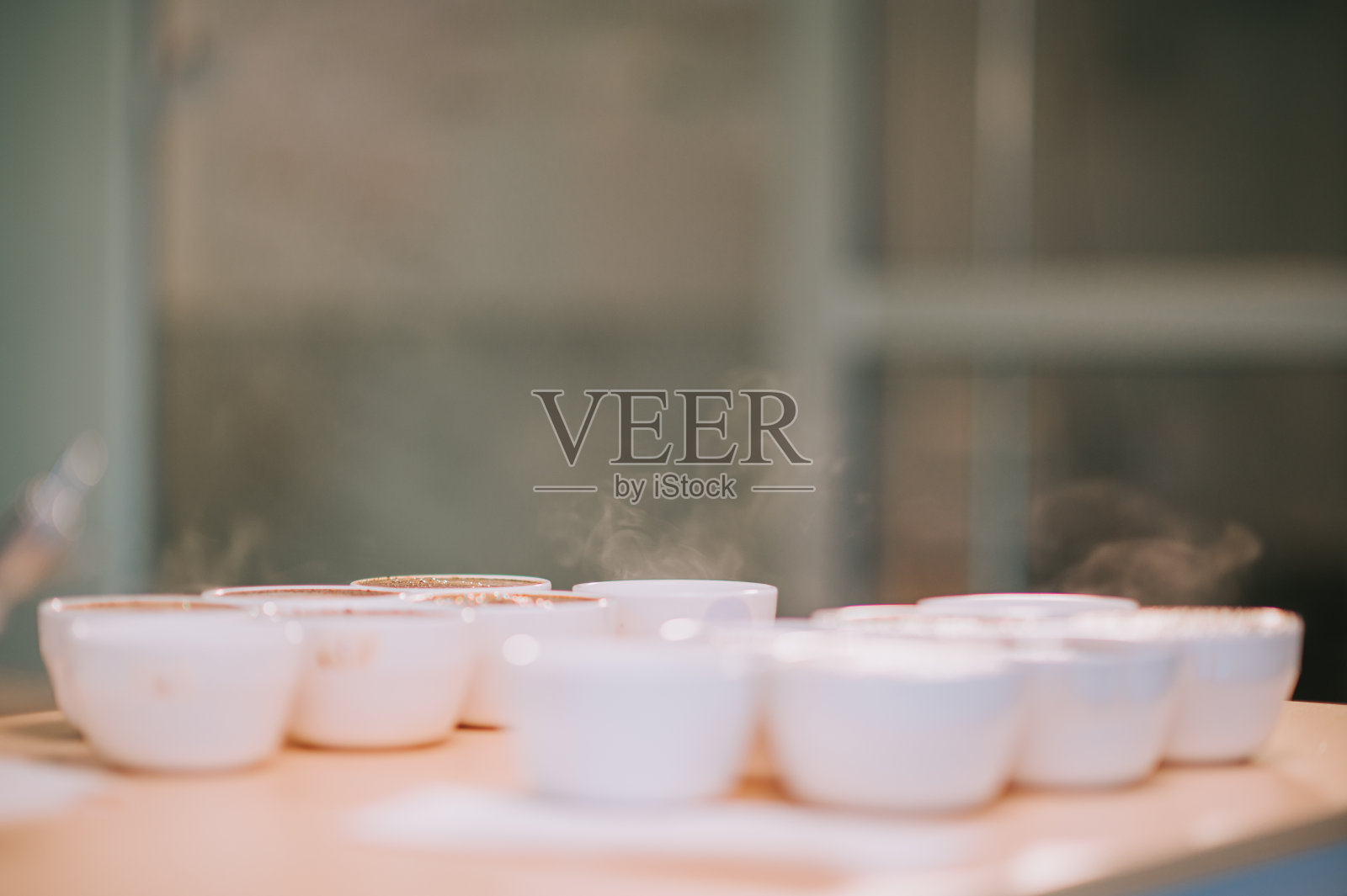 陶瓷咖啡杯装满咖啡准备咖啡杯检查照片摄影图片