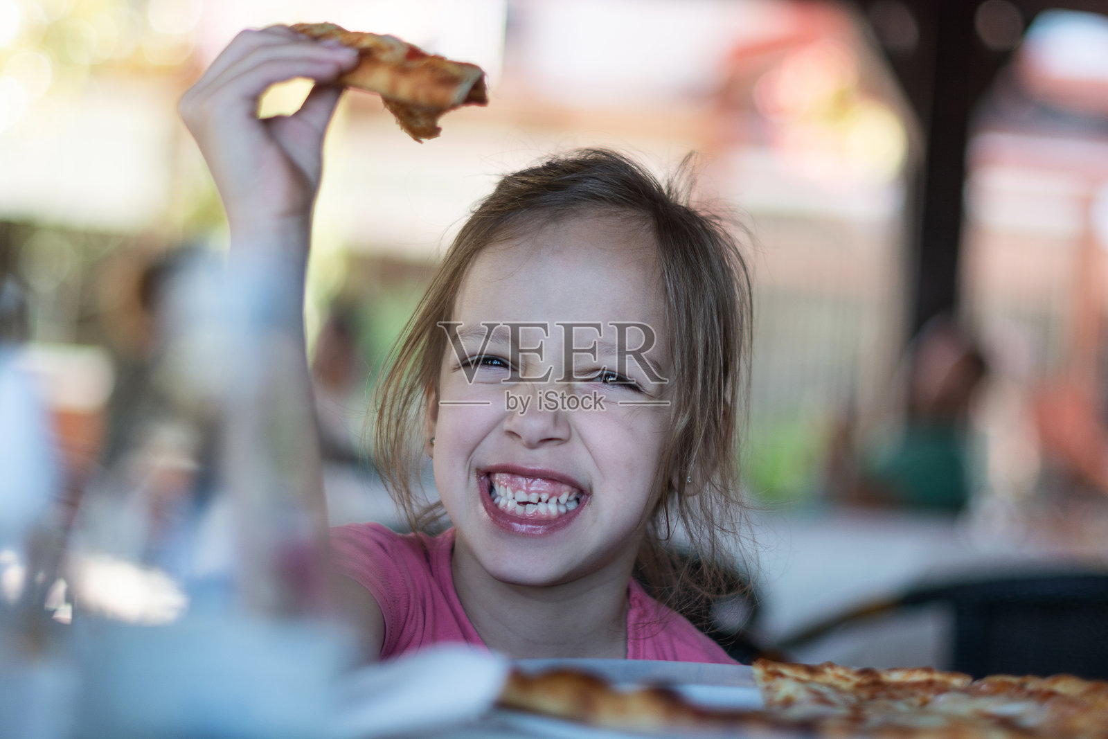 孩子在餐厅吃披萨照片摄影图片