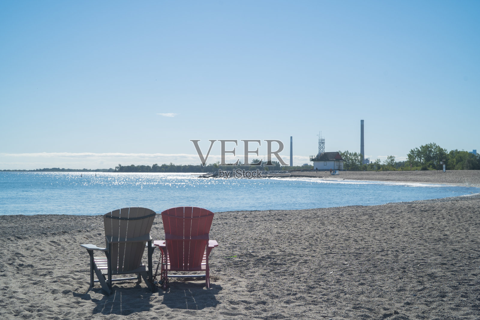 加拿大安大略省海滩上的彩色椅子照片摄影图片