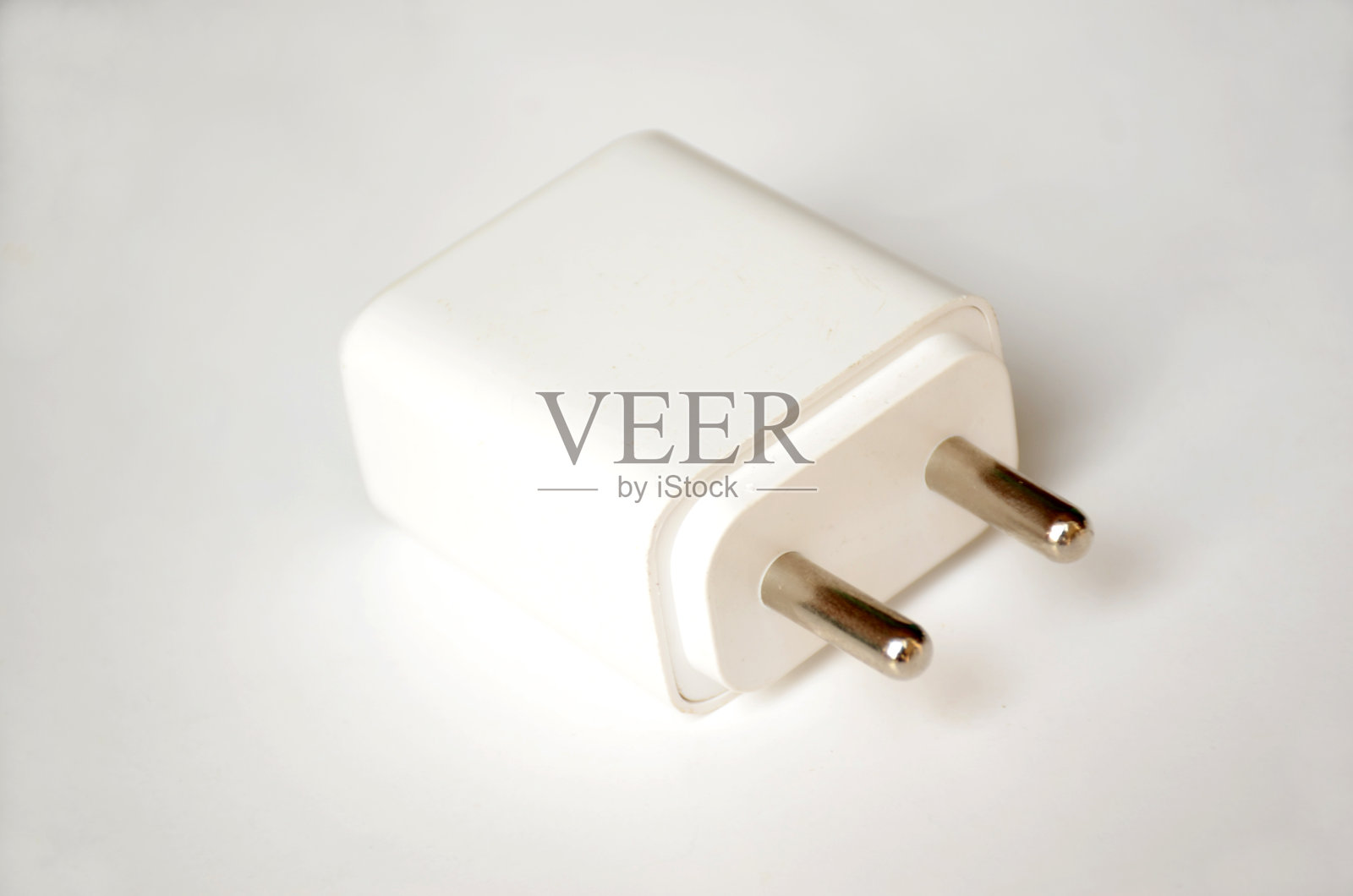 白色的电话插头隋被隔离在白色的背景上。照片摄影图片