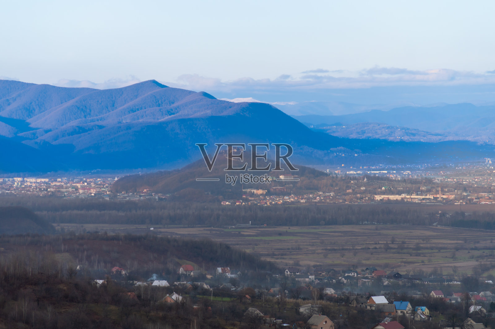库斯特山谷与库斯特要塞的全景照片摄影图片