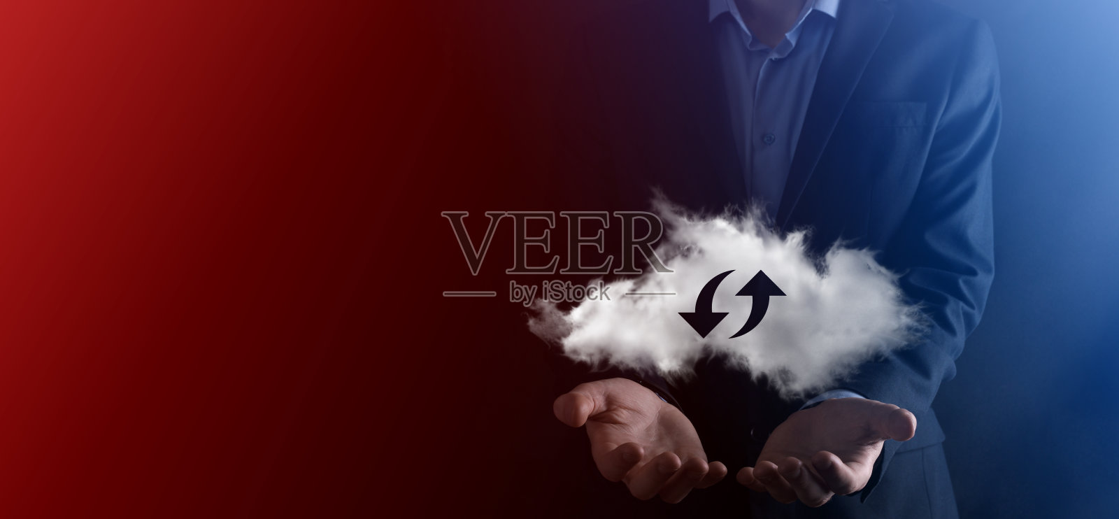 云技术。多边形线框云存储标志有两个向上和向下的箭头在黑暗。云计算,大数据中心,未来基础设施,数字人工智能概念。虚拟主机的象征照片摄影图片