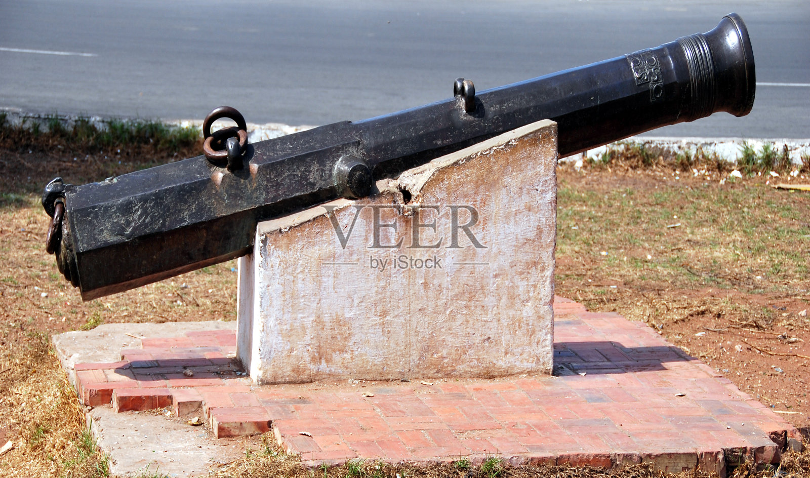 非洲北部摩洛哥的一门古老的黄铜大炮照片摄影图片