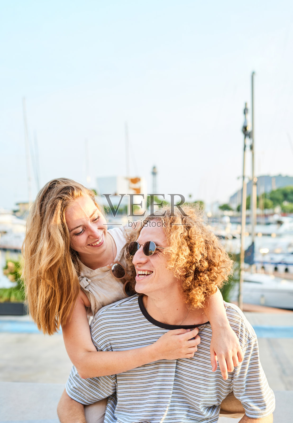 相爱的情侣微笑着看着对方照片摄影图片