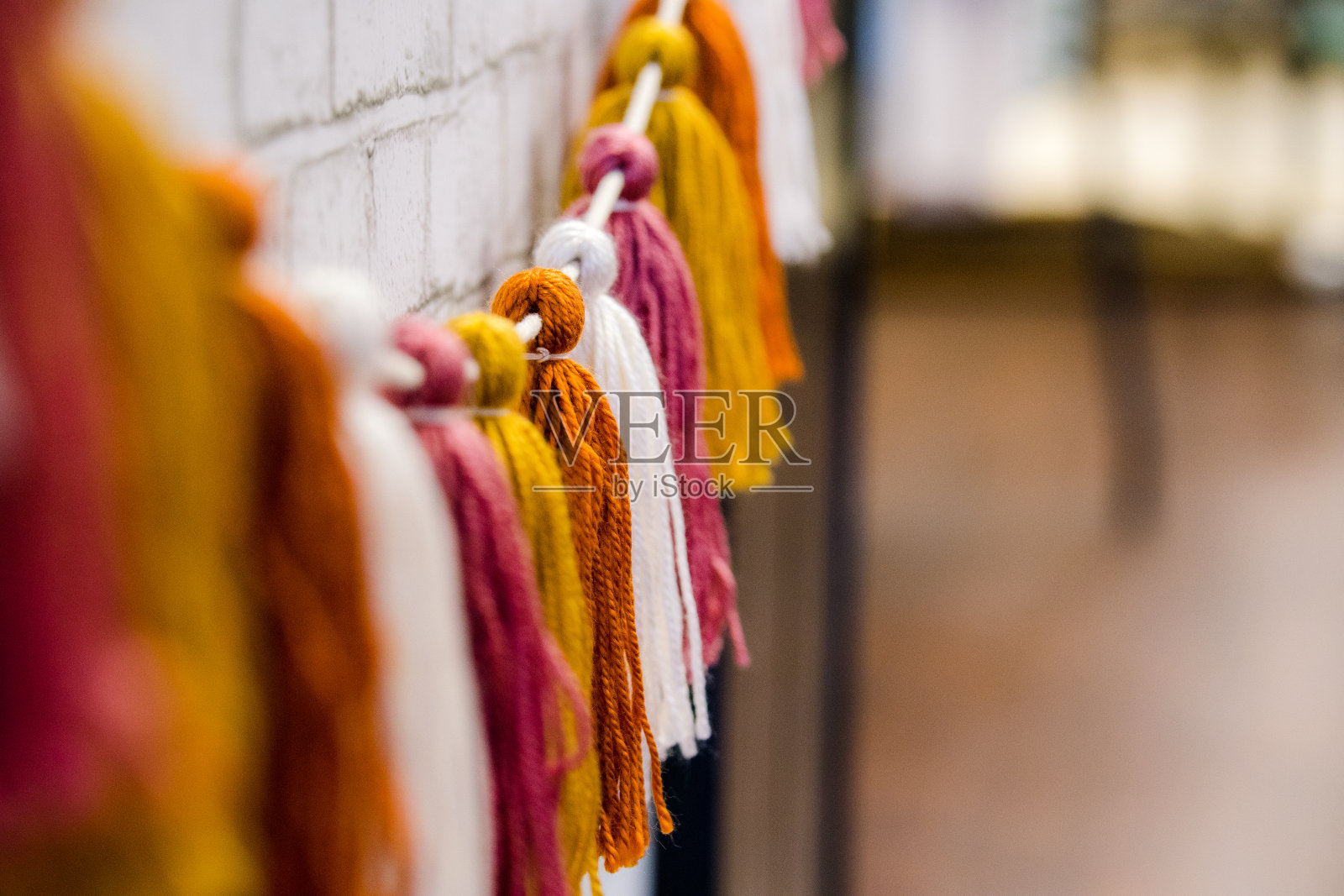 流苏串在一根绳子上照片摄影图片