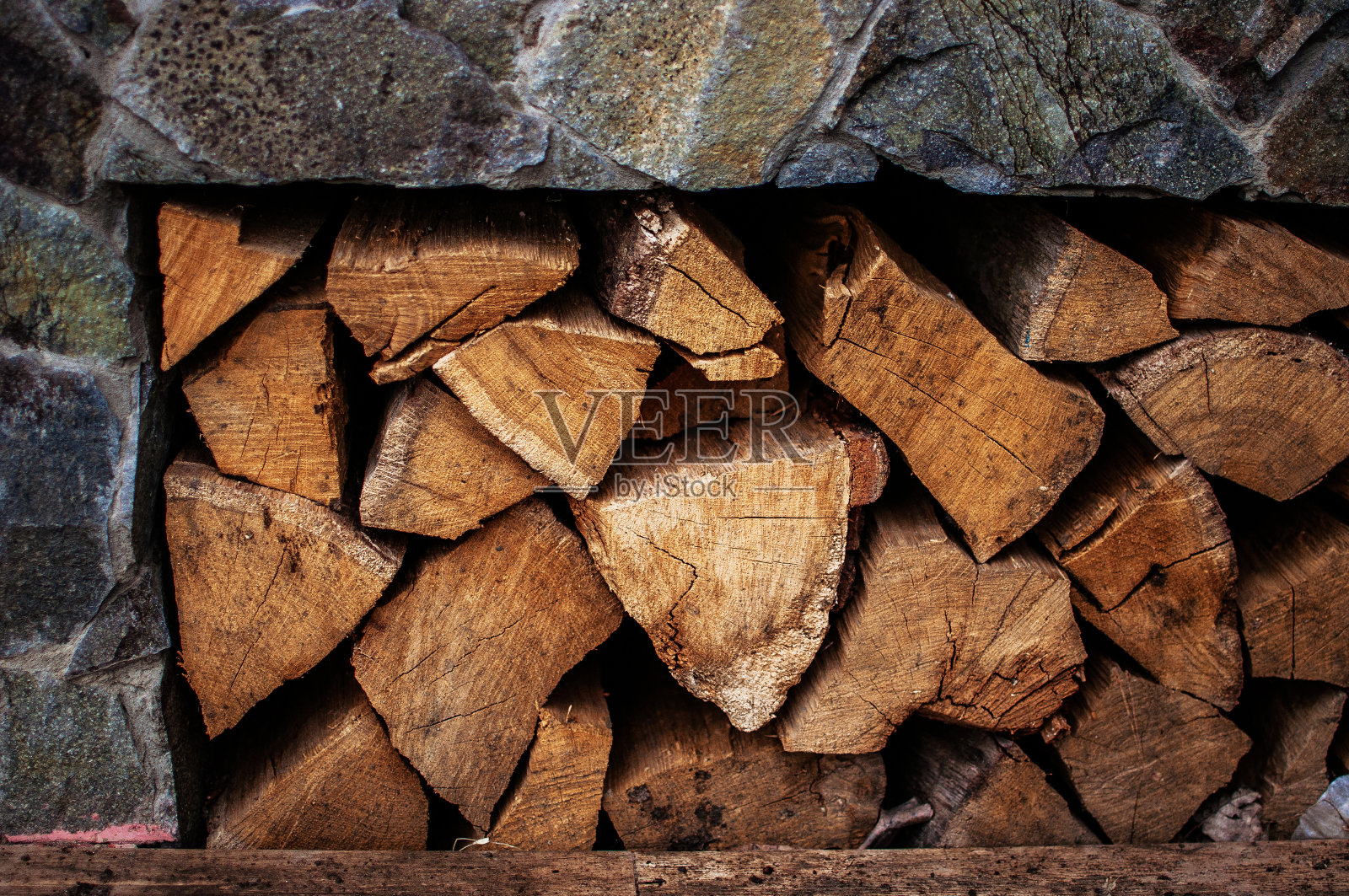 光木制背景。用来做壁炉的柴火被砍了,放在一个石室里作为生火的材料。文本。设计和铭文模板。照片摄影图片