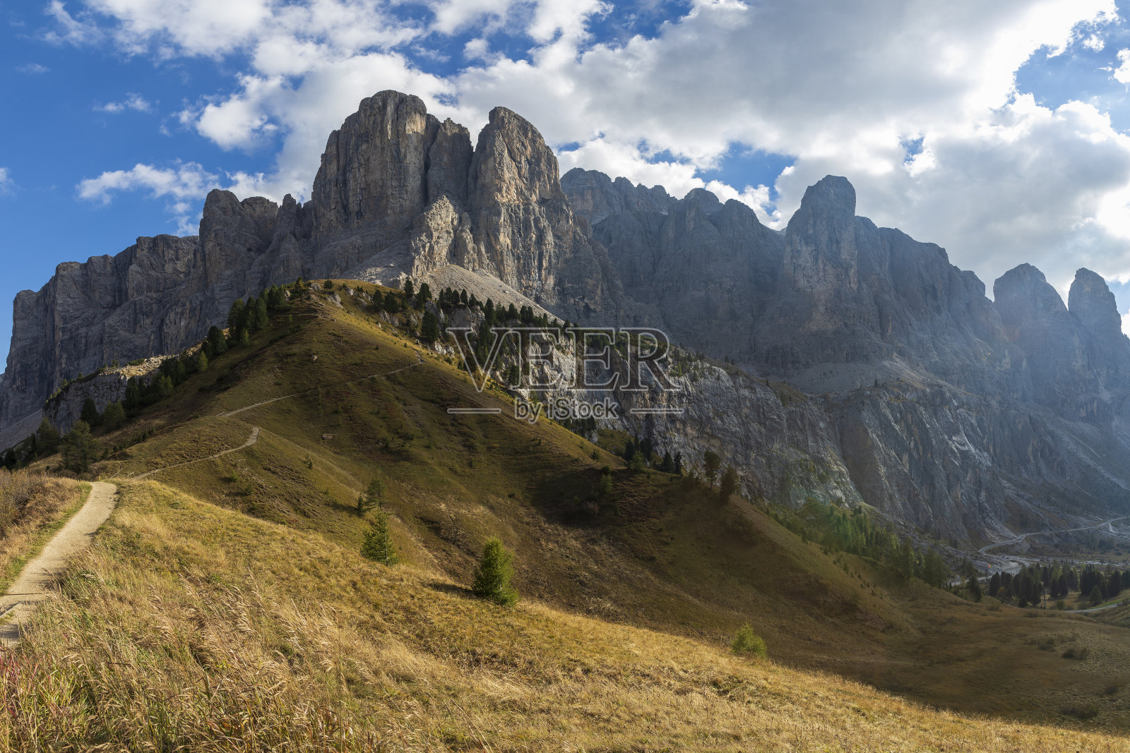 意大利白云石的栀子山口的全景,蓝天白云照片摄影图片