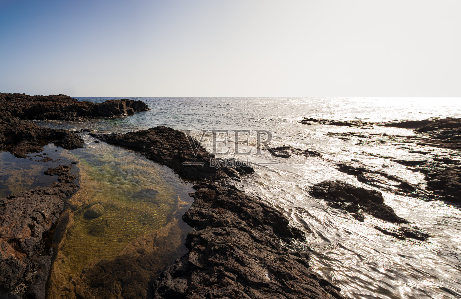 在利诺萨岛欣赏风景优美的熔岩悬崖照片摄影图片