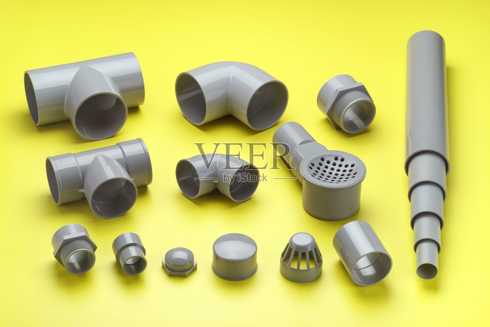 用于聚丙烯管道的UPVC CPVC配件。管道的元素。塑料管道元素。它们是为连接管道而设计的。聚丙烯配件概念销售。照片摄影图片