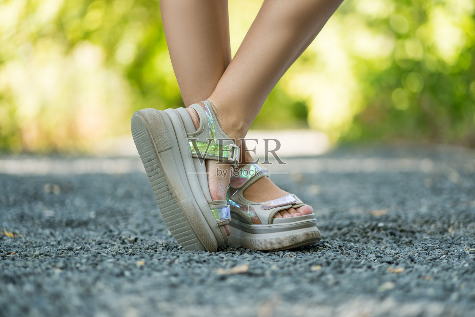 女人在自然背景的厚底鞋照片摄影图片