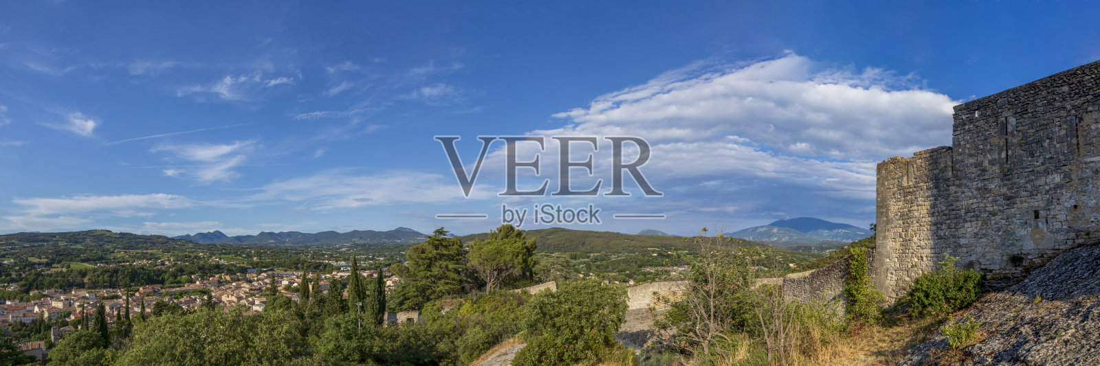 法国韦森拉罗曼,图卢兹伯爵和凡图山城堡的围墙照片摄影图片