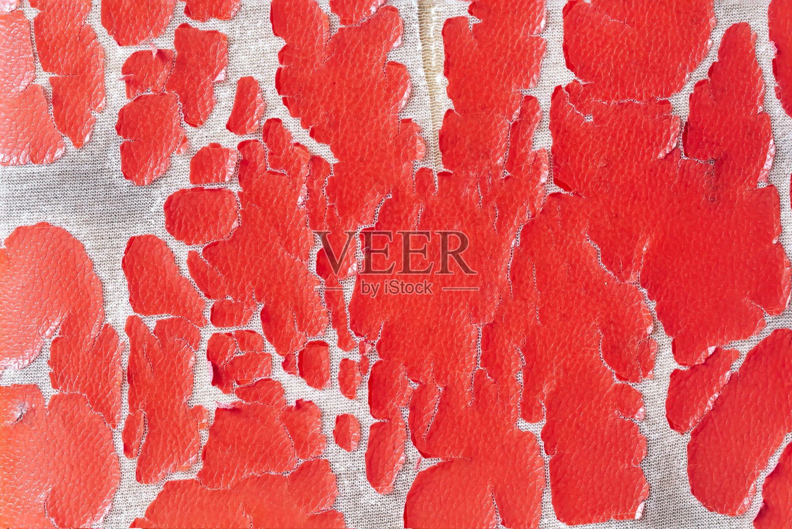 旧的红色皮革与撕裂的图案五颜六色的背景照片摄影图片