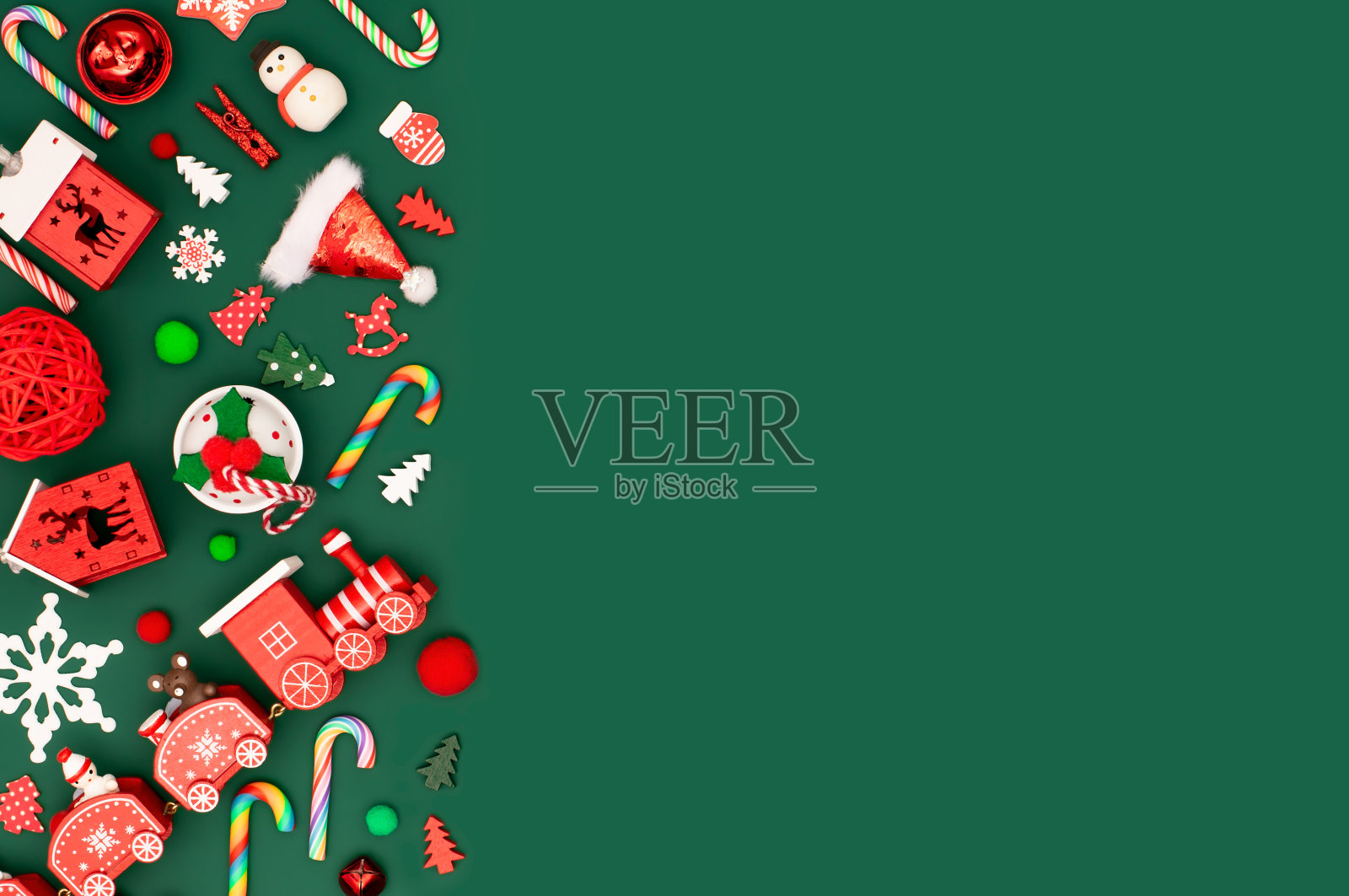 由木制玩具制成的圣诞框架,带有复制空间。照片摄影图片