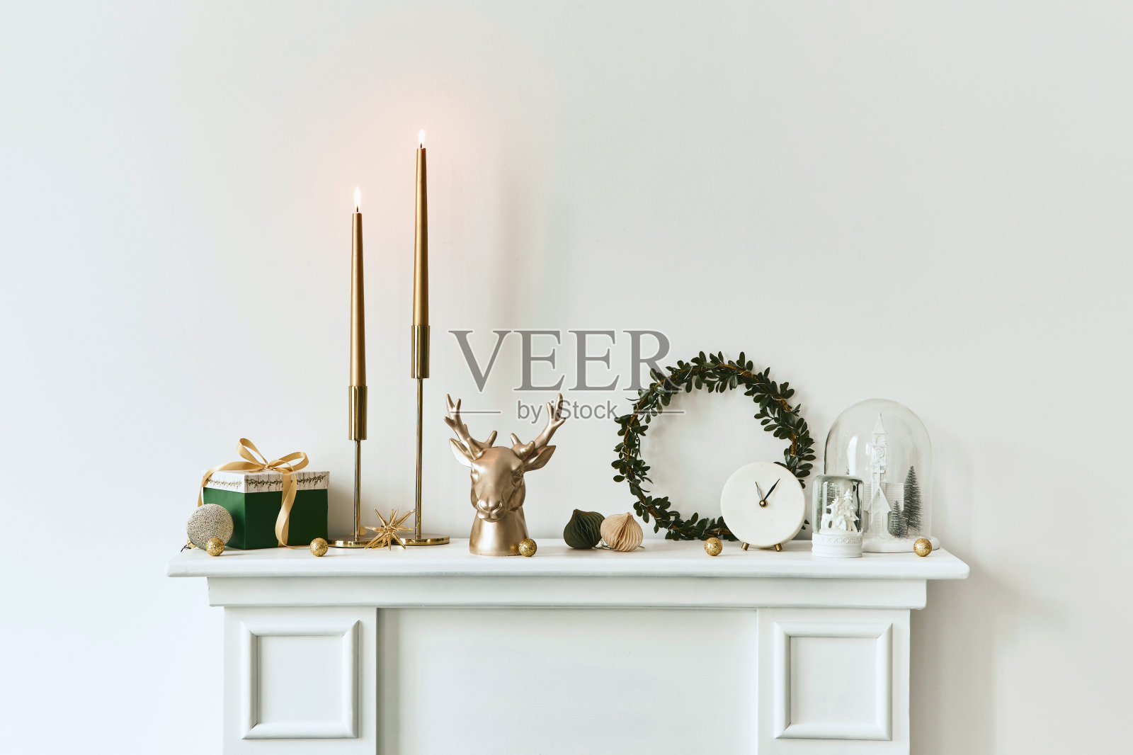 圣诞构图在客厅的白色烟囱上用漂亮的装饰。圣诞树和花环,蜡烛,星星,灯光。副本的空间。模板。照片摄影图片