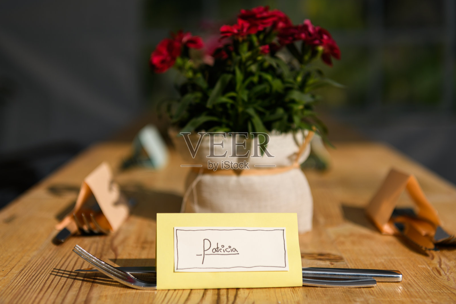 木制桌上有手写的餐桌名片和餐具照片摄影图片