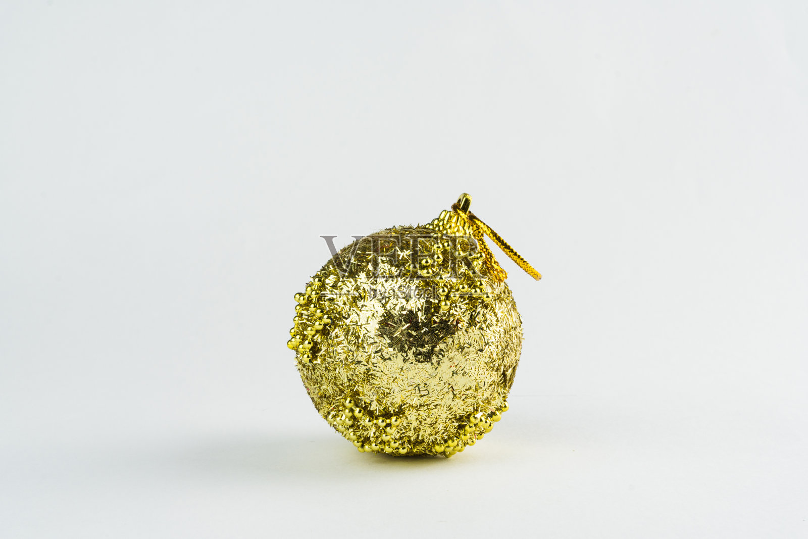 圣诞装饰孤立在白色背景上。挂在圣诞树上的圆点图案,庆祝圣诞老人的到来。金球奖照片摄影图片