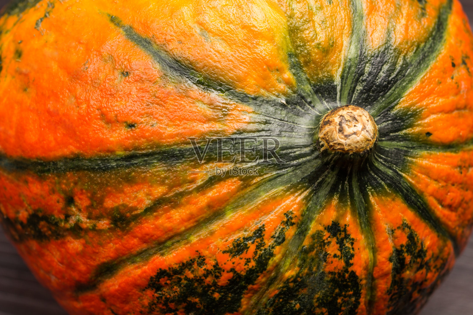 橙色的南瓜,有绿色的条纹和切干照片摄影图片