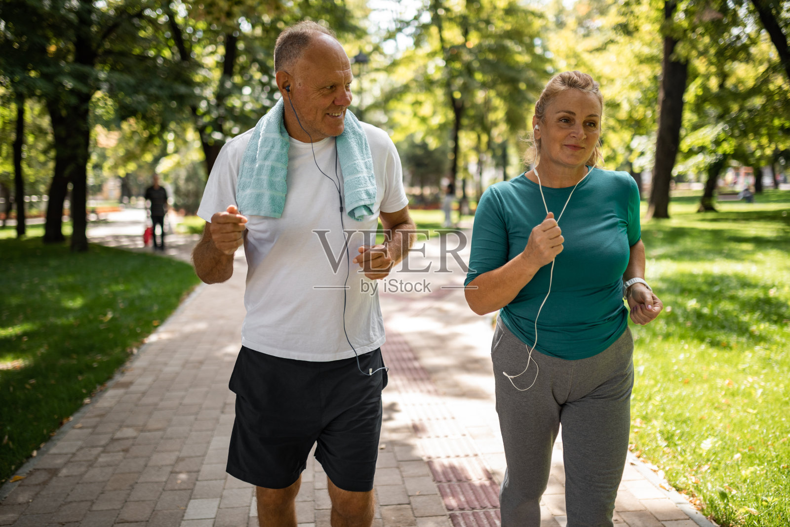 丈夫和妻子一起在自然公园享受晨跑照片摄影图片