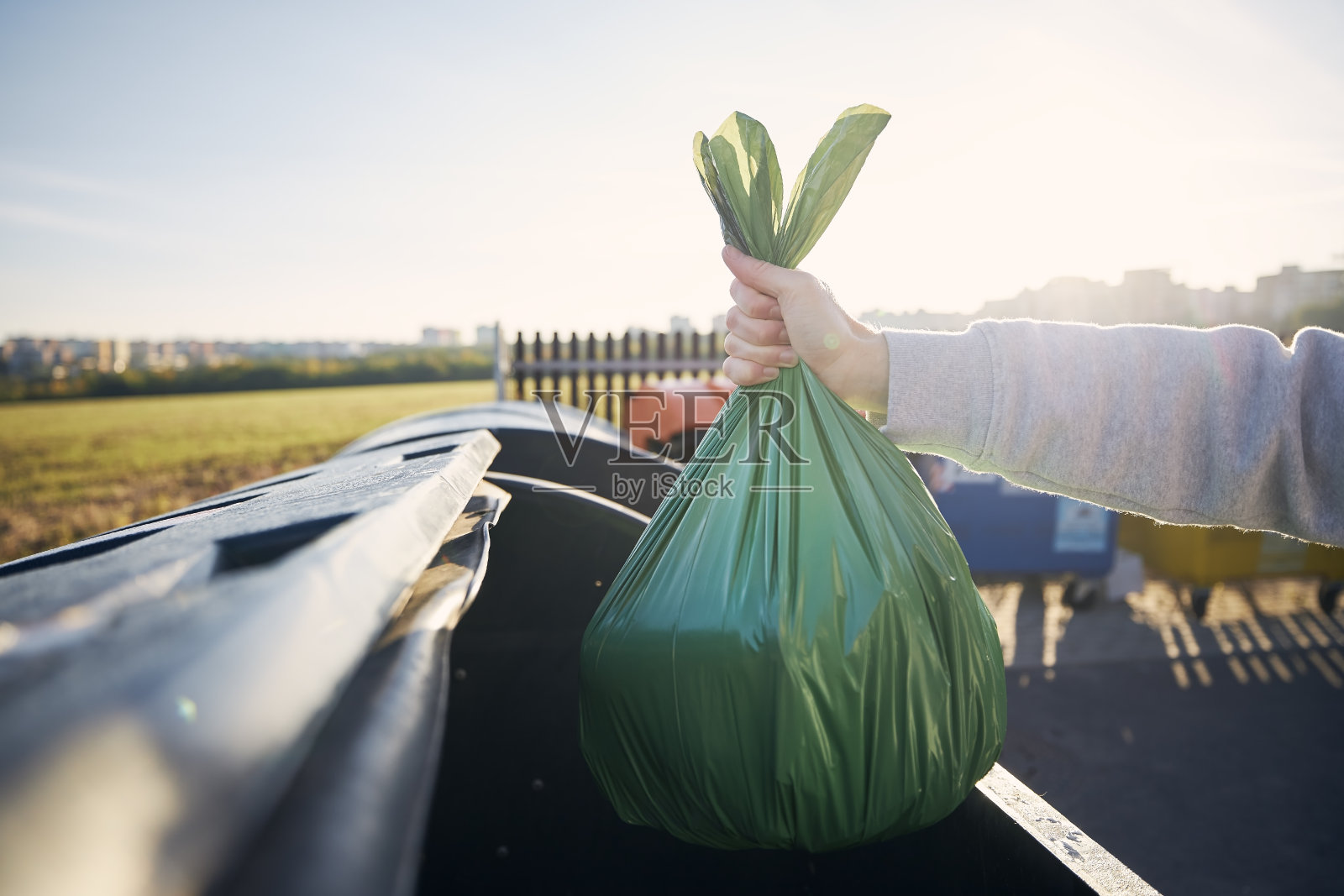 背着垃圾袋的男子照片摄影图片