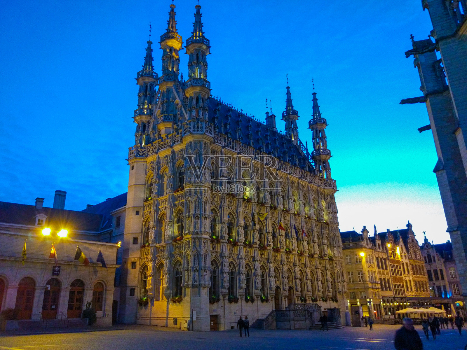 比利时鲁汶的格罗特市场(主要市场广场)的黎明,以市政厅为背景照片摄影图片