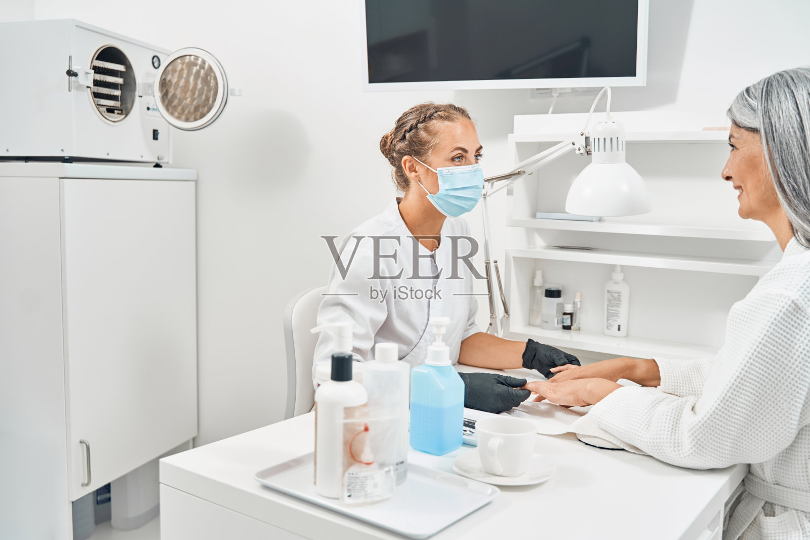 可爱的年轻美容师在做无菌医疗美甲照片摄影图片