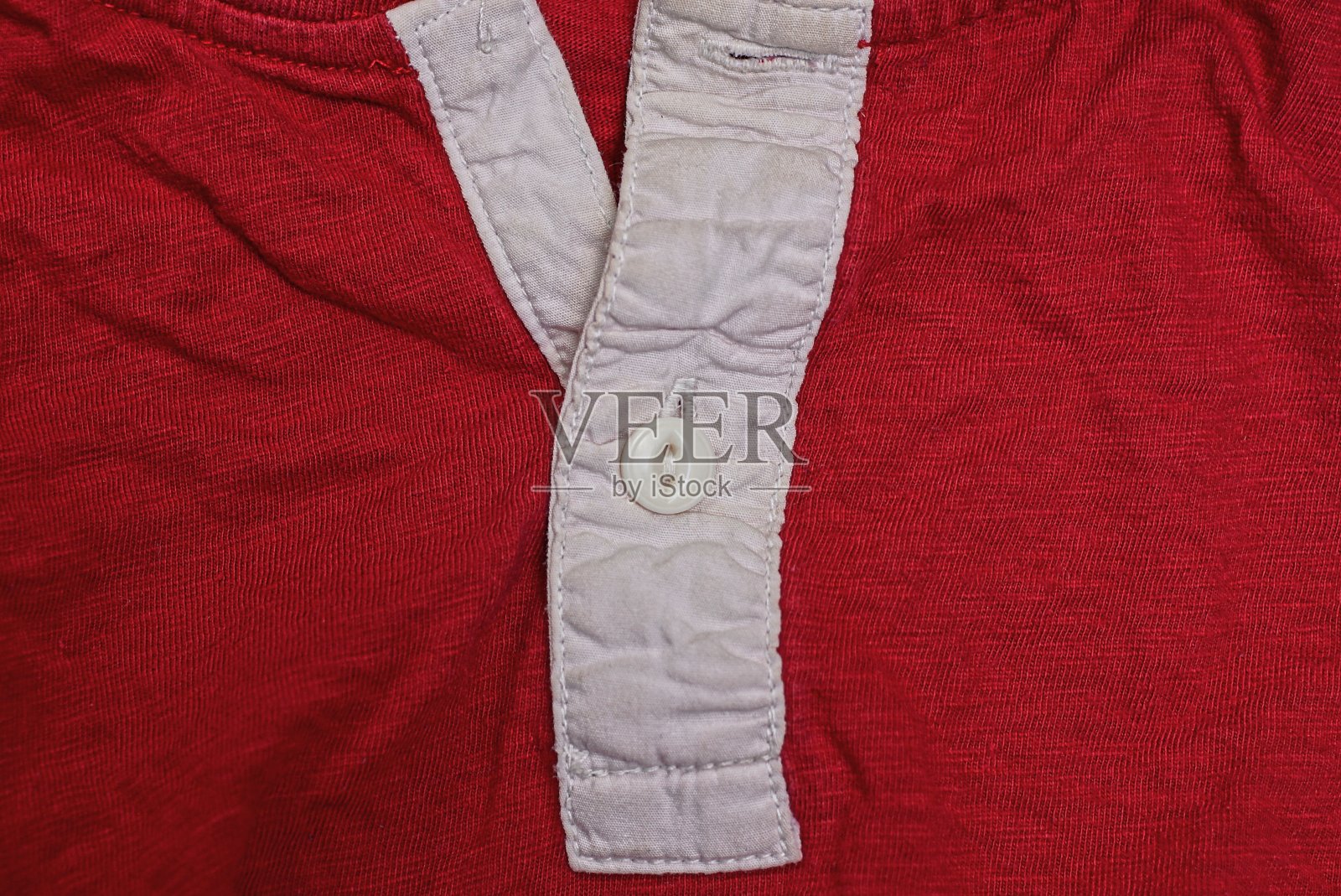 衬衫的一部分由红色织物制成照片摄影图片