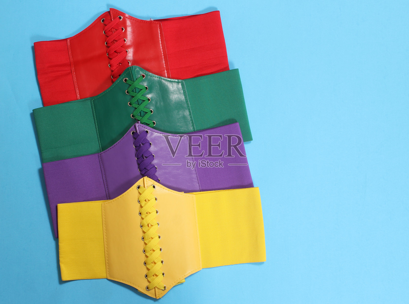 蓝色背景上的复古束胸腰带的彩色收集照片摄影图片