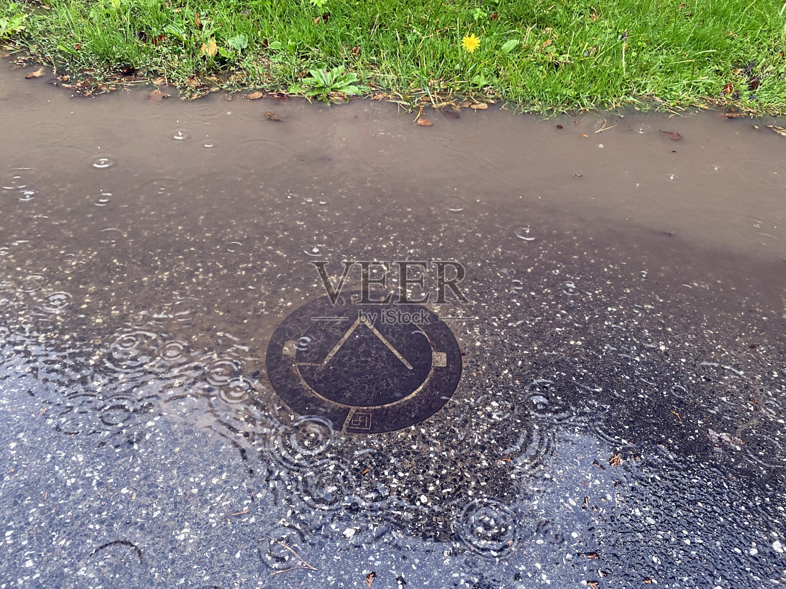雨后室外盖在水下照片摄影图片