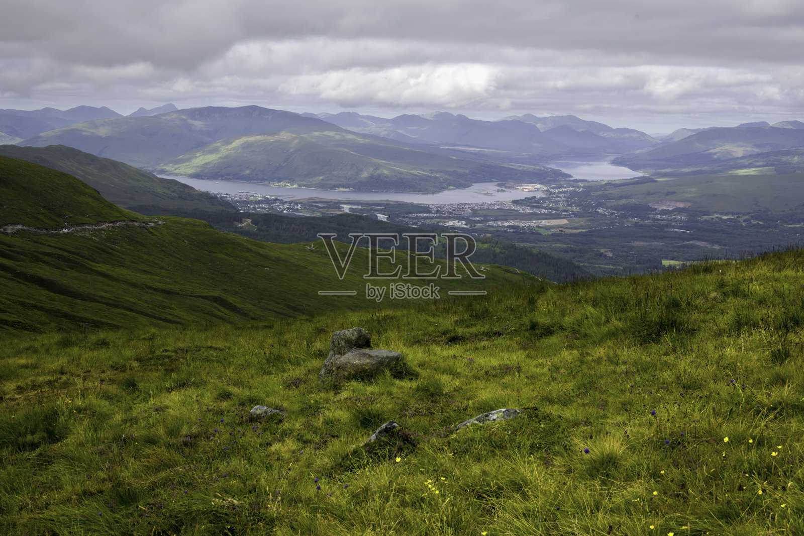 奥纳克莫尔山顶的荒野可以饱览苏格兰的威廉堡、林荷湖和艾尔湖的美景。照片摄影图片
