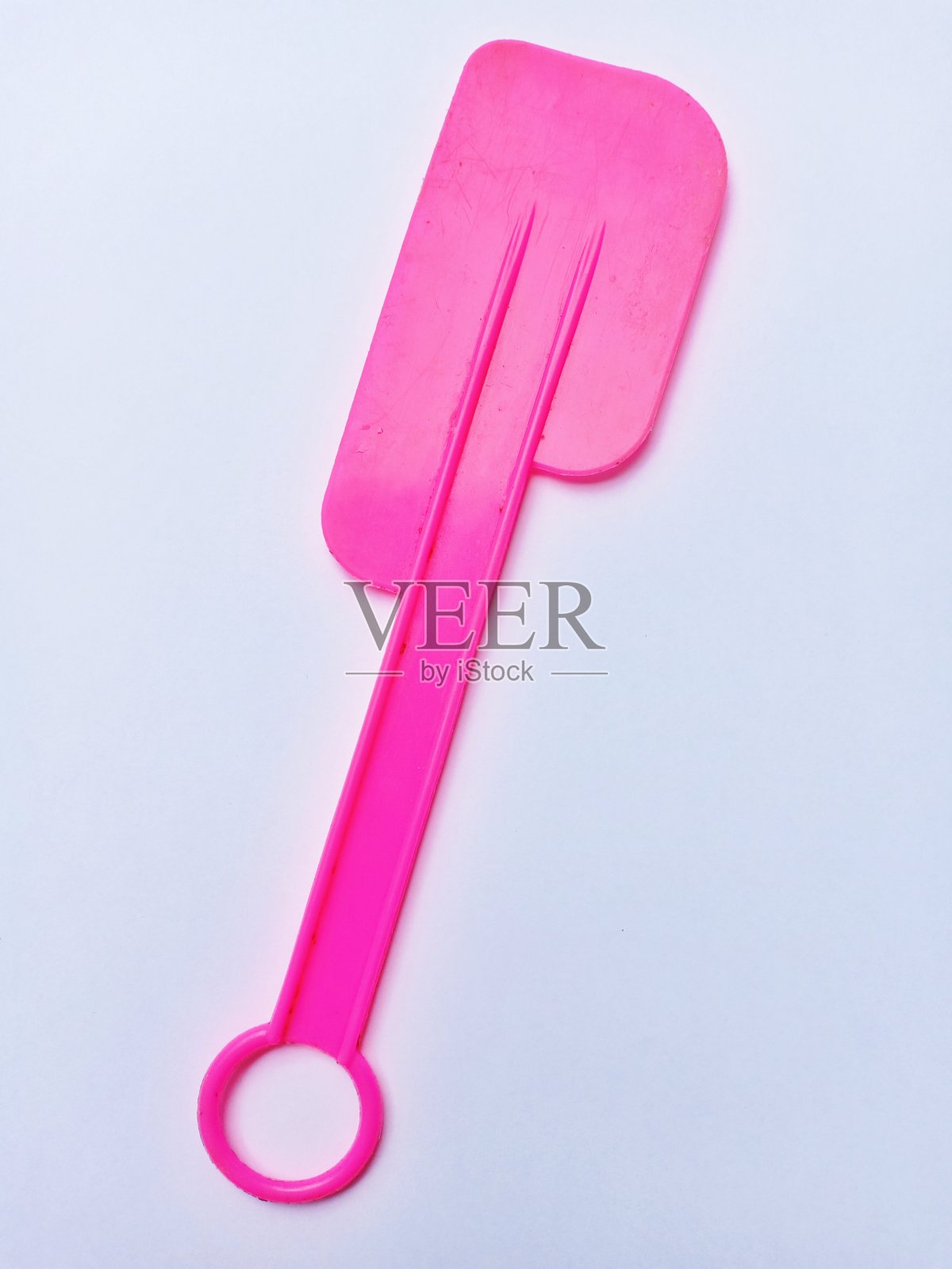 把黄油塑料抹刀放在桌上照片摄影图片