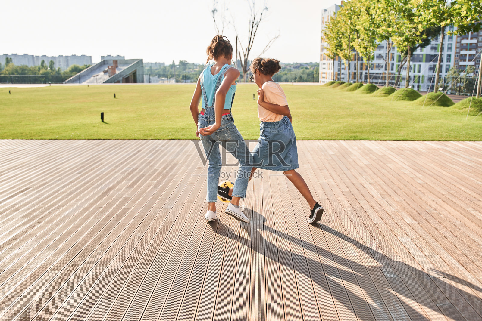 小女友们在木球场上踢足球照片摄影图片